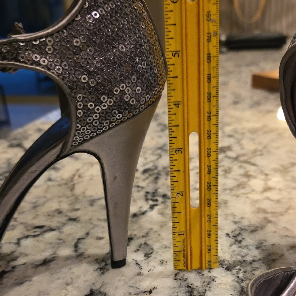 Kelly & Katie Shimmering Silver Slight Platform Heels Size 8 One Owner - Picture 8 of 13